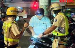 Cảnh sát giao thông xuyên đêm kiểm tra nồng độ cồn