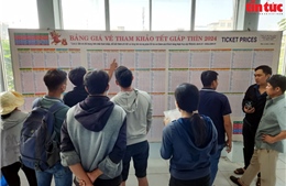 Hàng trăm người dân mua vé tàu Tết Giáp Thìn 2024 trong ngày đầu mở bán