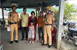 CSGT TP Hồ Chí Minh giúp đỡ bé gái đi lạc tìm lại gia đình