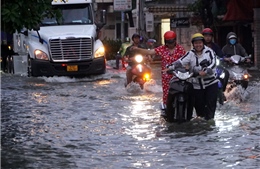 Mưa lớn kết hợp triều cường dâng cao, nhiều nơi ở TP Hồ Chí Minh bị ngập sâu