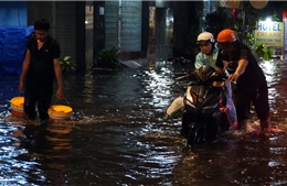 Mưa lớn khiến nhiều tuyến đường ở TP Hồ Chí Minh ngập sâu