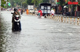 TP Hồ Chí Minh: Mưa mù mịt từ sáng đến trưa, nhiều tuyến đường ngập nặng