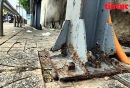 TP Hồ Chí Minh: Nhà chờ xe buýt xuống cấp trầm trọng, có nguy cơ đổ sập