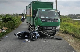 TP Hồ Chí Minh: Xe máy đối đầu xe tải, 1 người tử vong