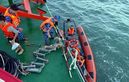 Tàu Cảnh sát biển vượt sóng lớn đưa 14 ngư dân bị nạn vào đất liền an toàn