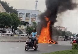 TP Hồ Chí Minh: Hai xe máy va chạm bốc cháy trơ khung trên cầu vượt Quang Trung
