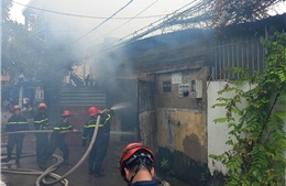 TP Hồ Chí Minh: Cháy xưởng sản xuất giấy trong khu dân cư