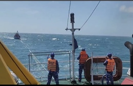 Tàu Cảnh sát biển vượt sóng lớn kéo tàu cá gặp nạn trên biển vào bờ an toàn 