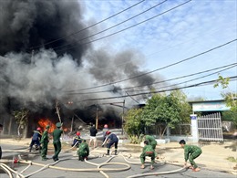 TP Hồ Chí Minh: Cháy lớn vựa ve chai ở Cần Giờ