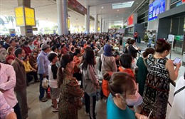 Sân bay Tân Sơn Nhất kín người chờ đón Việt kiều về ăn Tết