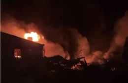 TP Hồ Chí Minh: Cháy lớn 3 nhà xưởng sản xuất gỗ, keo và mũ bảo hiểm
