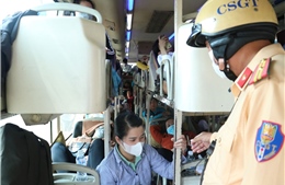 TP Hồ Chí Minh: CSGT phát hiện xe khách giường nằm 40 chỗ nhồi nhét 64 người