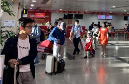 Mùng 2 Tết, lượng khách qua sân bay Tân Sơn Nhất tăng mạnh