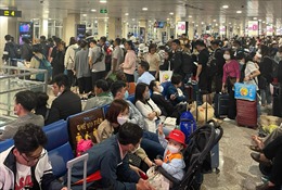 Sân bay Tân Sơn Nhất đông nghẹt người dân về quê ăn Tết