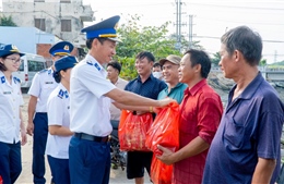 Cảnh sát biển thăm, tặng quà Tết cho ngư dân nghèo