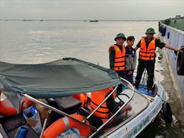 TP Hồ Chí Minh: Va chạm giữa sà lan và tàu, 2 người thoát chết