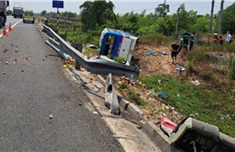 Lật xe khách trên cao tốc TP Hồ Chí Minh - Trung Lương, nhiều người bị thương 