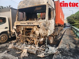 TP Hồ Chí Minh: Xe container bốc cháy dữ dội, đường Trần Văn Giàu ùn tắc nặng