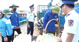 Cảnh sát biển hỗ trợ nước ngọt cho người dân vùng hạn mặn