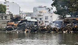 TP Hồ Chí Minh: Hiện trường tan hoang sau vụ cháy lớn ở Quận 8