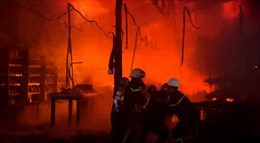 TP Hồ Chí Minh: Biển lửa bao trùm cửa hàng FPT ở Gò Vấp