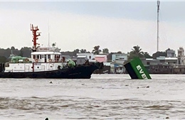 TP Hồ Chí Minh: Tàu va chạm với sà lan làm 9 thùng container rơi xuống sông