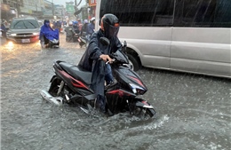 TP Hồ Chí Minh: Mưa lớn kéo dài gần 2 giờ khiến nhiều tuyến đường ngập nặng, giao thông ùn tắc