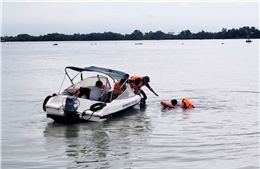 Lật vỏ lãi trên sông Đồng Nai, 2 người được cứu sống, 1 người mất tích