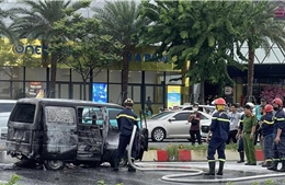TP Hồ Chí Minh: Xe ô tô chở hàng bốc cháy, lái xe bung cửa thoát ra ngoài