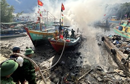 TP Hồ Chí Minh: Cháy 3 tàu cá đang neo đậu