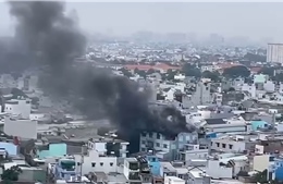 TP Hồ Chí Minh: Cháy công ty mũ bảo hiểm, 11 người được giải cứu an toàn