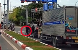 CSGT TP Hồ Chí Minh xử phạt lái xe tải đỗ giữa đường để giải quyết mâu thuẫn