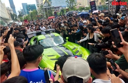 TP Hồ Chí Minh: Người dân đội nắng &#39;săn&#39; siêu xe tại hành trình Gumball 3000