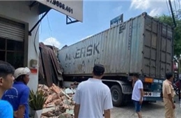 TP Hồ Chí Minh: Xe container mất lái đâm sập nhà dân, lái xe tử vong