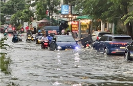 TP Hồ Chí Minh: Mưa lớn kết hợp triều cường dâng cao, nhiều tuyến đường chìm sâu