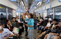 TP Hồ Chí Minh: Nhiều người chọn metro để đến công sở