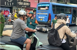 TP Hồ Chí Minh: Người đàn ông bị xe buýt cán tử vong khi hai xe máy va chạm với nhau