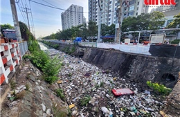 Bảo vệ kênh rạch trong mùa mưa từ kiểm soát rác thải
