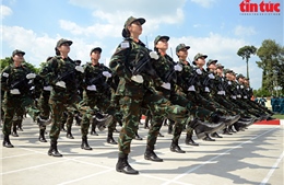 TP Hồ Chí Minh: Ngắm những &#39;bóng hồng&#39; tập luyện diễu binh dưới cái nắng như ‘đổ lửa’