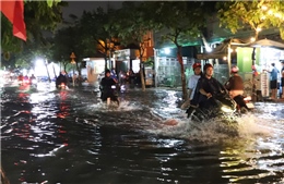 TP Hồ Chí Minh: Nhiều tuyến đường ngập như sông sau cơn mưa lớn