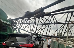TP Hồ Chí Minh: Sập giàn cẩu công trình nút giao Mỹ Thủy đè trúng hai ô tô