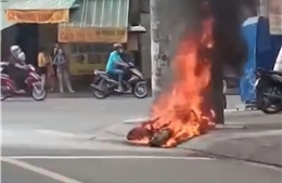 TP Hồ Chí Minh: Xe máy bốc cháy trơ khung trên đường 