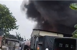 TP Hồ Chí Minh: Cháy lớn nhà xưởng nhựa ở Hóc Môn, thiêu rụi nhiều tài sản