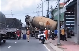 Xe bồn mất lái đâm sập tiệm làm tóc, chủ tiệm may mắn thoát nạn 