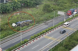 TP Hồ Chí Minh: Xe đầu kéo mất lái đâm dải phân cách, lật ngang trên cao tốc 