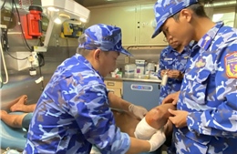 Cảnh sát biển cấp cứu kịp thời thuyền viên bị tai nạn lao động trên biển