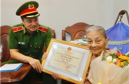 Thiếu tướng Mai Hoàng thăm và chúc thọ người cao tuổi tiêu biểu tại thành phố Thủ Đức