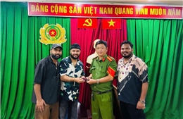 Công an phường Chợ Quán thu hồi, trao trả tài sản bị mất cho người dân và du khách