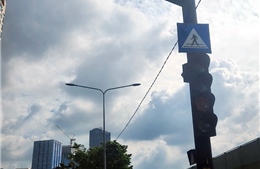 Thí điểm đèn LED phát sáng trên vỉa hè và biển báo giao thông phát huy hiệu quả