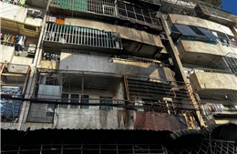 Chủ tịch UBND TP Hồ Chí Minh Nguyễn Văn Được đến thị sát hiện trường vụ cháy tại cư xá Độc Lập